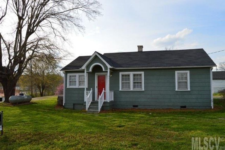 Great starter or retirement home! Hardwood flooring in the kitchen, living room, and both bedrooms. The bathroom has been nicely updated. There's a detached garage with workshop, room for a small garden, and a circular driveway. All appliances come with this home. Conveniently located just minutes from 321.The seller will provide a one year home warranty.