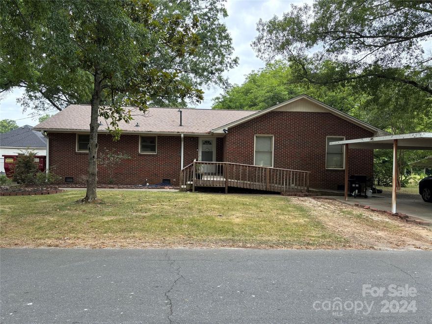 Charming Brick Ranch Home Sold AS-IS - Seller offering $10k seller concessions.

Discover the potential of this charming brick ranch home, conveniently located just a 1/2 mile from downtown Marshville and only 5.5 miles from Wingate University. Whether you're an investor seeking a promising project or a first-time homebuyer looking to customize your dream home, this property offers a blank canvas for your vision.

Key Features:

Brick ranch home
Sold AS IS
Proximity: 1/2 mile to downtown Marshville
Opportunity to renovate and personalize

Don't miss out on this excellent opportunity to own a home with great potential in a prime location. Schedule your showing today!