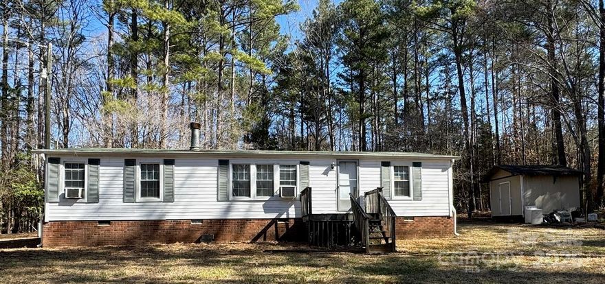Open floor plan manufactured home with 3 bedrooms and 2 baths on an acre lot. Tons of potential! This home does not have a title.   Property has a shared driveway.