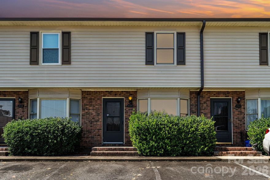 Beautifully updated and ready to move in! This unit has a custom kitchen with tons of natural light, neutral flooring, fresh paint, and charming bathrooms. The Willowbrook community feels tucked away but is conveniently located to downtown Rock Hill, Dave Lyle Blvd, Main St, and I-77. Perfect for shopping, dining, entertainment or commuting to Charlotte.
Schedule a showing today!