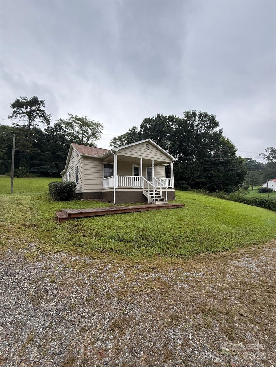 CUTE BUNGALOW!!!  This charming 2 BR 1 BA home located in a nice country setting.  This home has a nice view from the porch.  Home is conveniently located between Hickory, Morganton and Boone.

           ******************YOUR FURRY FAMILY MEMBERS ARE WELCOME!!********************