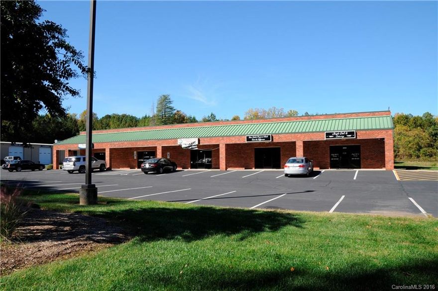 Fully Equipped and ready to go Restaurant / Diner.  You do not find an opportunity like this often!! This facility has everything needed to operate a first class establishment.

The Restaurant / Diner has been a popular location in the Lake Norman area with Highway 150 traffic . Lots of parking.