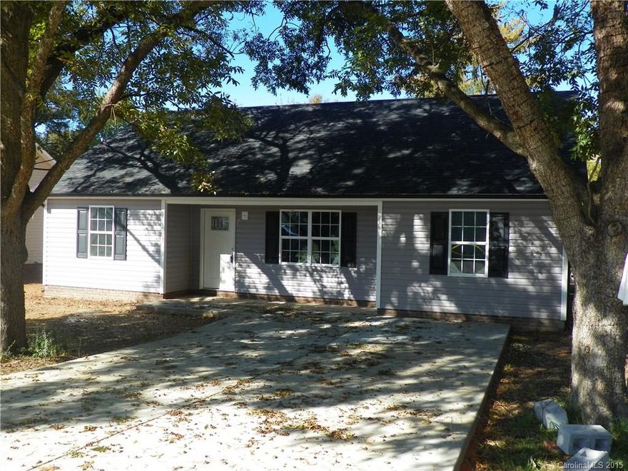 !!!  QUALITY BUILT NEW HOME IN QUIET ESTABLISHED NEIGHBORHOOD !!!  CORNER LOT / OPEN FLOOR PLAN WITH SPLIT BEDROOM DESIGN / MAINTENANCE FREE VINYL SIDING & WINDOWS / Granite Countertops in BIG Kit that has custom mouldings / Granite in Both Bathrooms & Tile floors / BIG Kitchen with Laminate Floors, Lazy Susan + Stainless Steel Appliances / Master Bdrm with Trey Ceiling + Walk-in Closet / Bull Nosed Walls (Rounded Corners) / Doublewide Concrete Driveway / Small yard maintenance & NO HOA Dues !!!