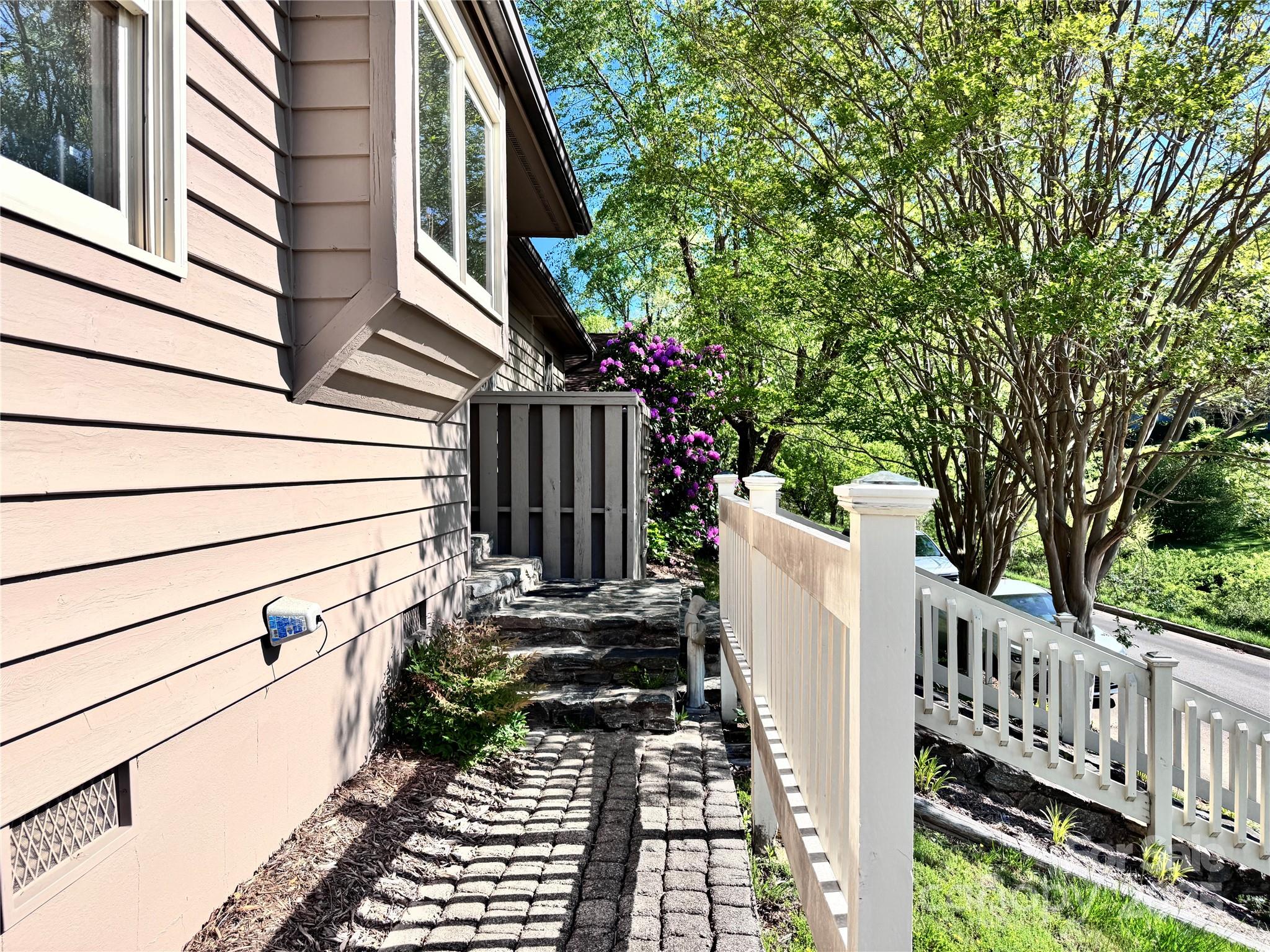 5 A Hedgerose Court