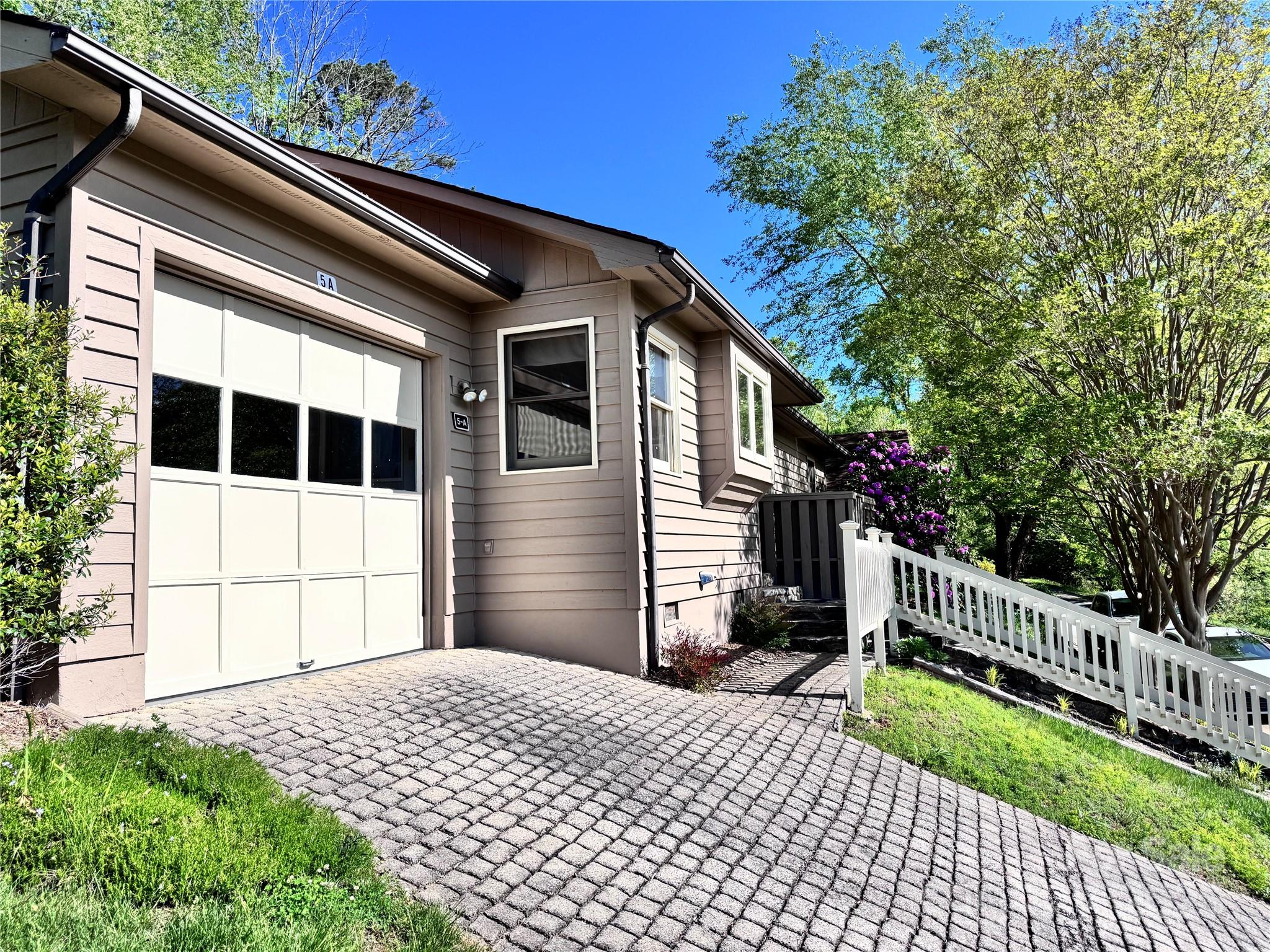 5 A Hedgerose Court