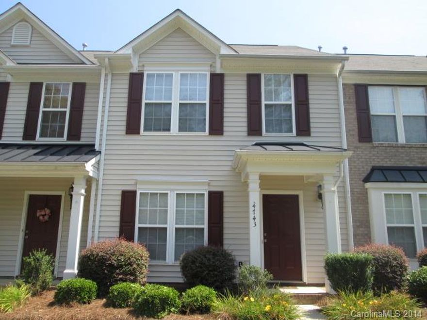 Beautiful TH. Fresh paint, new laminate HW. All new SS appls in kit. Master with trey ceilings, walk in closet, garden tub, vessel sink, and granite. Pet fee is per pet that does not exceed 30 lbs.