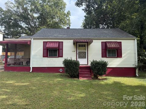 Photo of 2618 Roslyn Avenue, Charlotte, NC 28208 (MLS # 4311530)