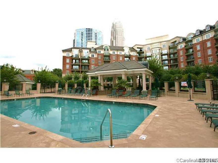 5th and Poplar has all of the amenities you want in Uptown Charlotte. Pool, concierge, security, grocery, putting green, courtyard, fitness, cyber cafe and more. Live in the heart of Center City blocks from Trade and Tryon, BofA Stadium, TimeWarner Arena & Fourth Ward Park.