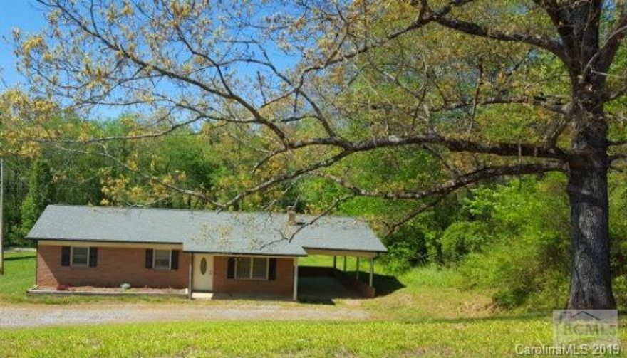 Nice ranch, one level brick house.  Home has 3 nice size bedrooms, with an open kitchen living room floor plan.   ceiling fans in all rooms. Attached is a single car garage. Easy access to Lake James, Morganton, Marion or I-40. Home is an excellent starter home, investment, or for someone downsizing.  Priced under tax value.