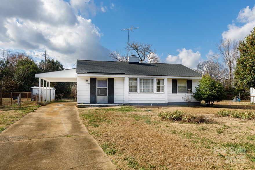 Great bones and easy to update. The roof is brand new and already taken care of! This home is in an ideal location and offers a fully fenced in yard. Perfect for someone looking to make a home their own or purchase as an investment.