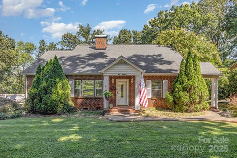 Photo of 418 W 9th Street, Newton, NC 28658 (MLS # 4292233)