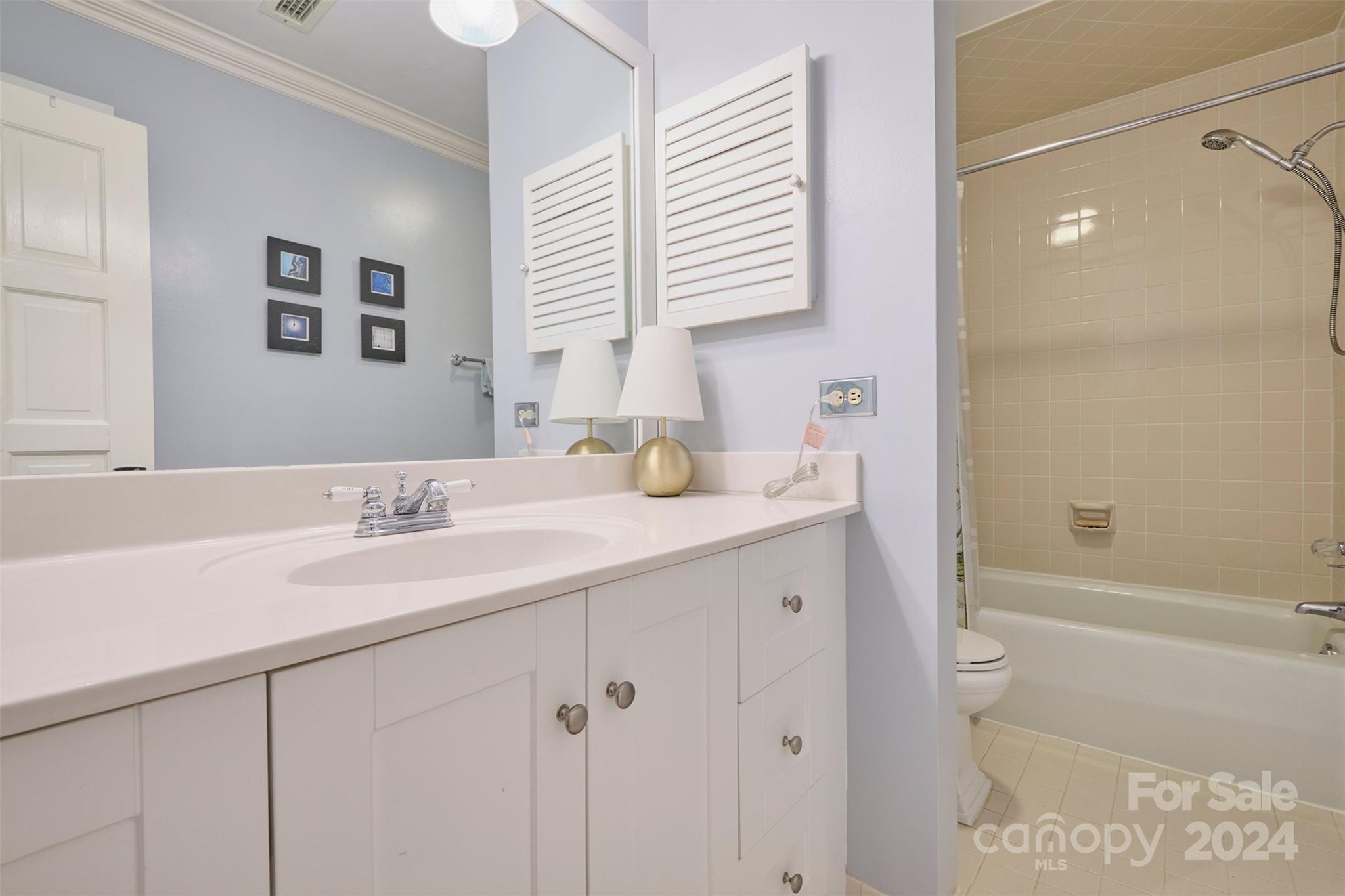 RIVER HILLS - Residential