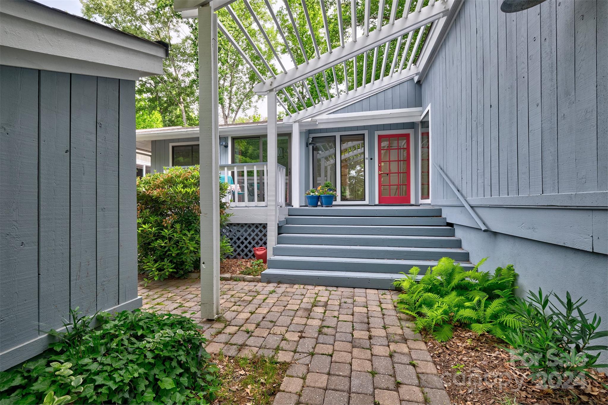 RIVER HILLS - Residential