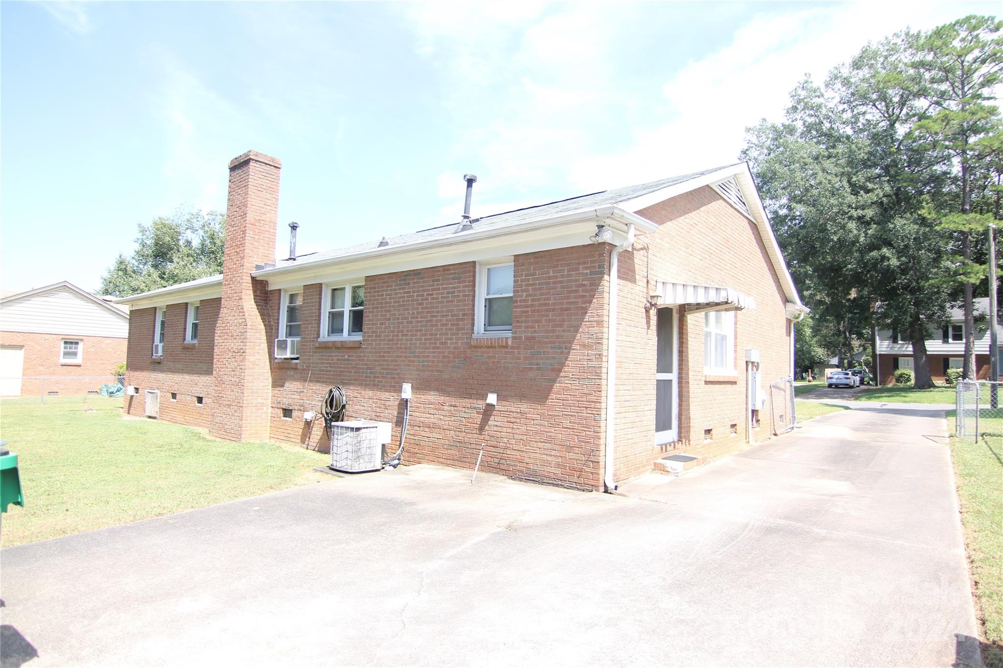 Charlotte, North Carolina 28205, United States, 3 Bedrooms Bedrooms, ,2 BathroomsBathrooms,Residential,Under Contract,46117