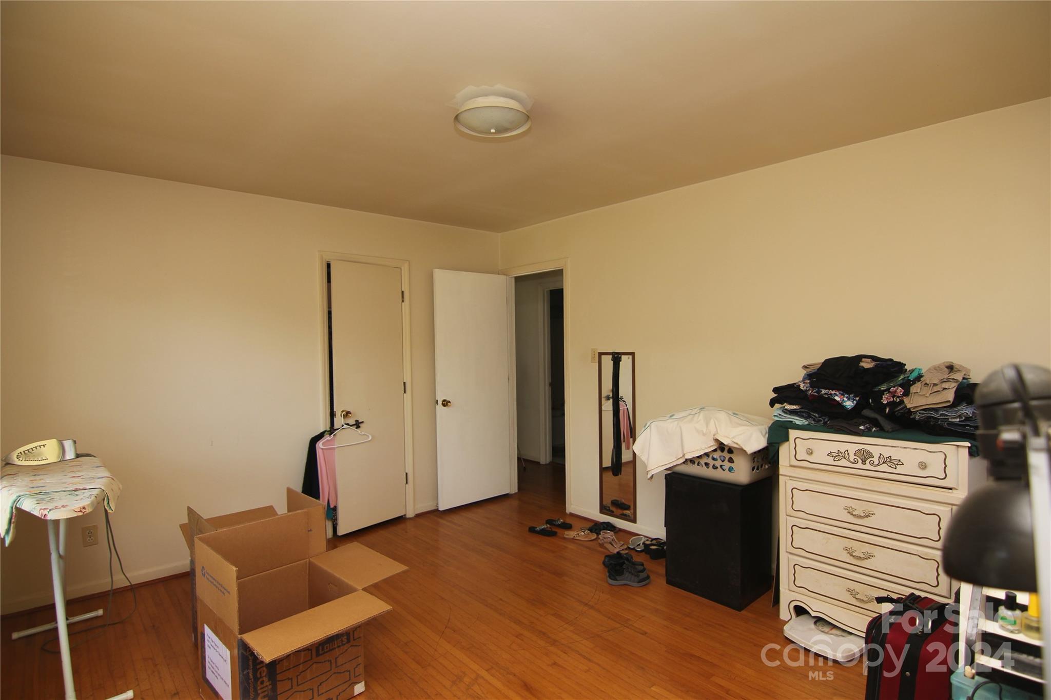 Charlotte, North Carolina 28205, United States, 3 Bedrooms Bedrooms, ,2 BathroomsBathrooms,Residential,Under Contract,46117