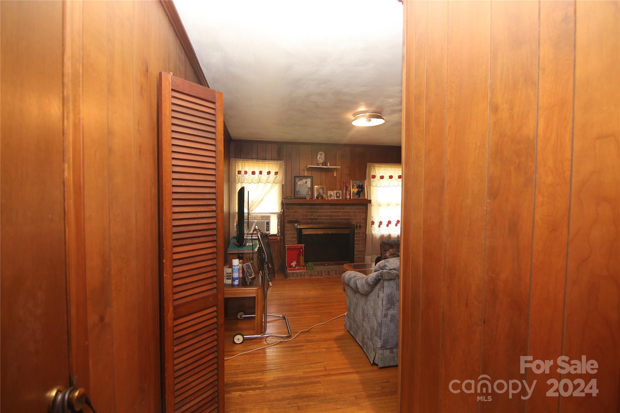 Charlotte, North Carolina 28205, United States, 3 Bedrooms Bedrooms, ,2 BathroomsBathrooms,Residential,Under Contract,46117