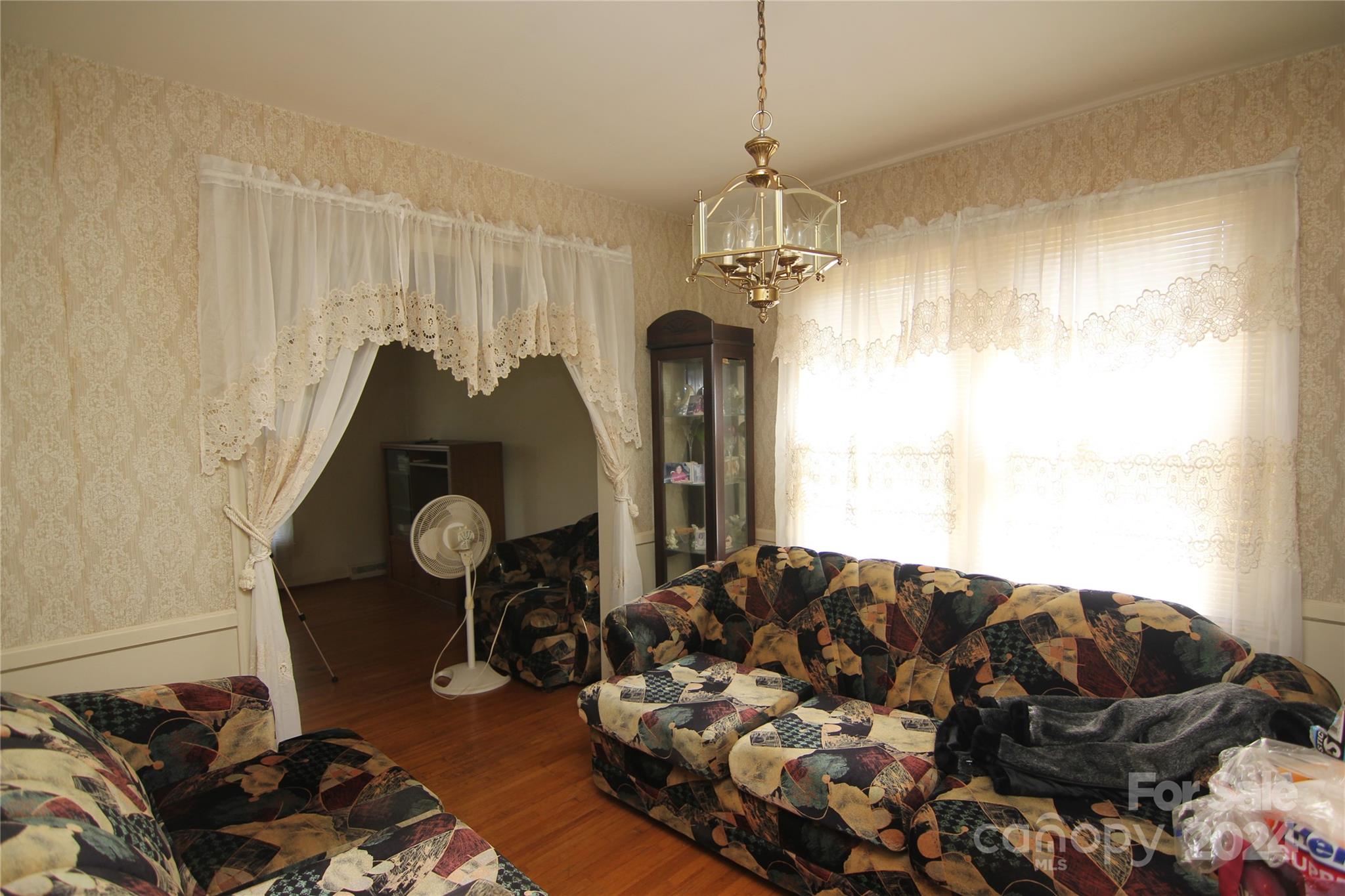 Charlotte, North Carolina 28205, United States, 3 Bedrooms Bedrooms, ,2 BathroomsBathrooms,Residential,Under Contract,46117