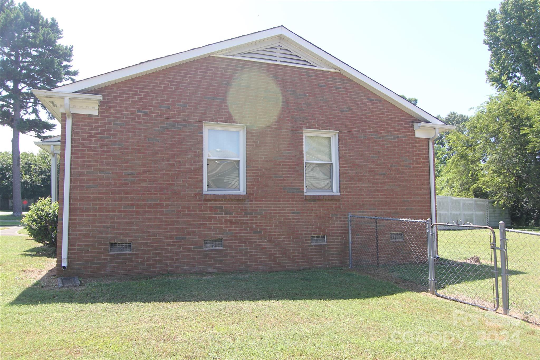 Charlotte, North Carolina 28205, United States, 3 Bedrooms Bedrooms, ,2 BathroomsBathrooms,Residential,Under Contract,46117