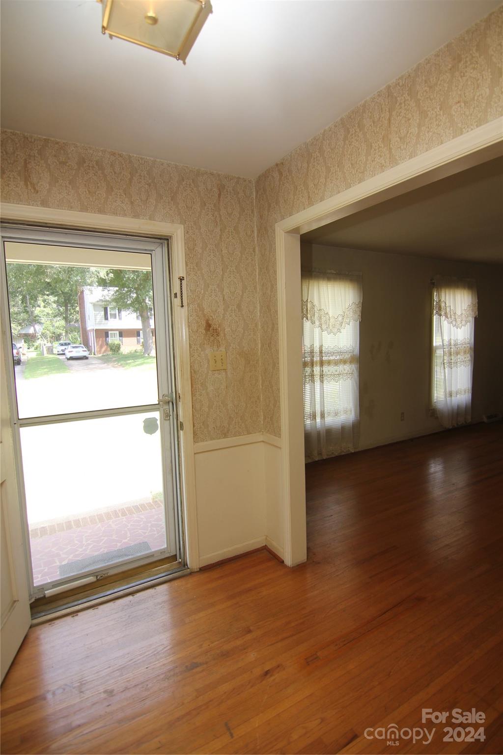 Charlotte, North Carolina 28205, United States, 3 Bedrooms Bedrooms, ,2 BathroomsBathrooms,Residential,Under Contract,46117