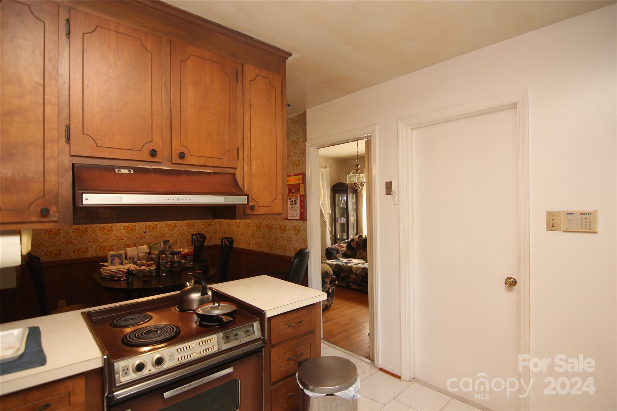 Charlotte, North Carolina 28205, United States, 3 Bedrooms Bedrooms, ,2 BathroomsBathrooms,Residential,Under Contract,46117