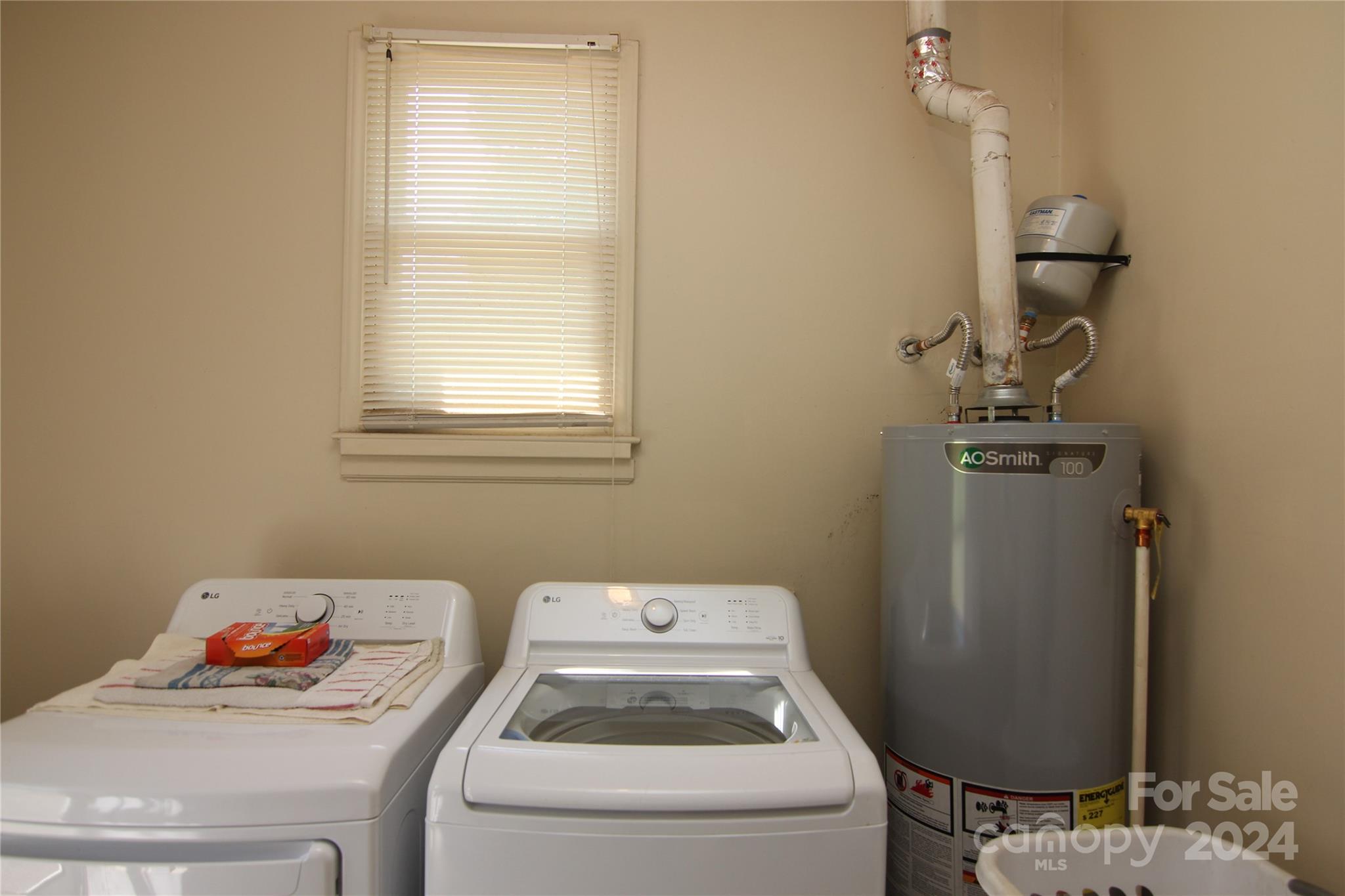 Charlotte, North Carolina 28205, United States, 3 Bedrooms Bedrooms, ,2 BathroomsBathrooms,Residential,Under Contract,46117