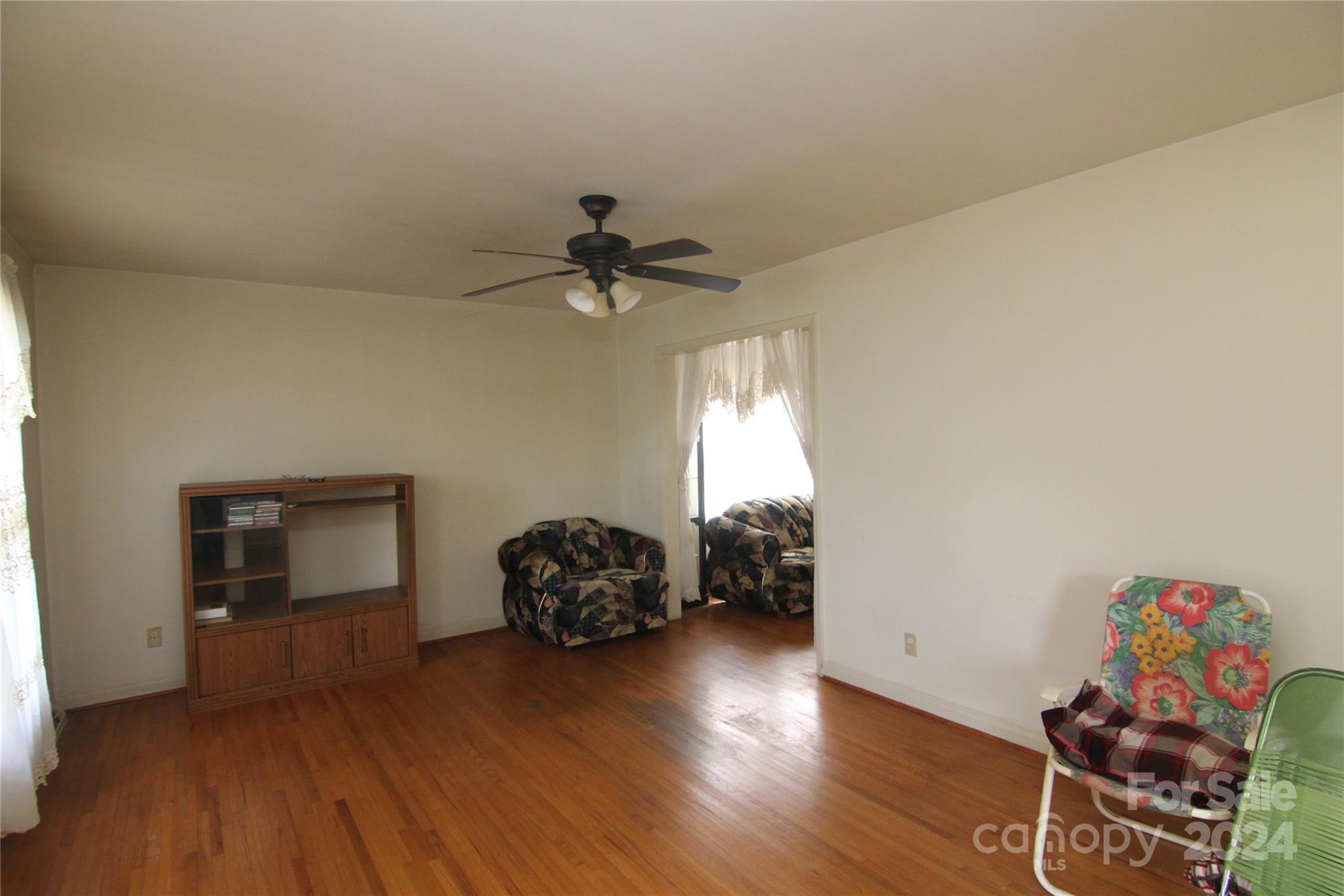 Charlotte, North Carolina 28205, United States, 3 Bedrooms Bedrooms, ,2 BathroomsBathrooms,Residential,Under Contract,46117