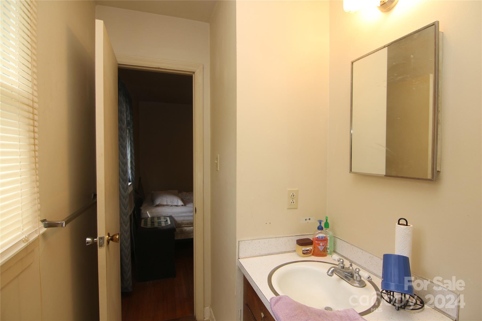 Charlotte, North Carolina 28205, United States, 3 Bedrooms Bedrooms, ,2 BathroomsBathrooms,Residential,Under Contract,46117