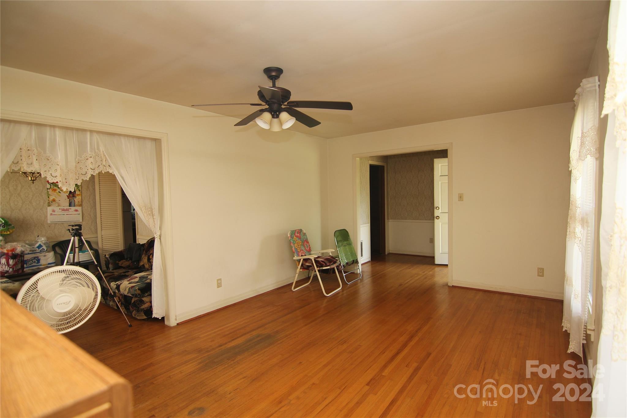 Charlotte, North Carolina 28205, United States, 3 Bedrooms Bedrooms, ,2 BathroomsBathrooms,Residential,Under Contract,46117