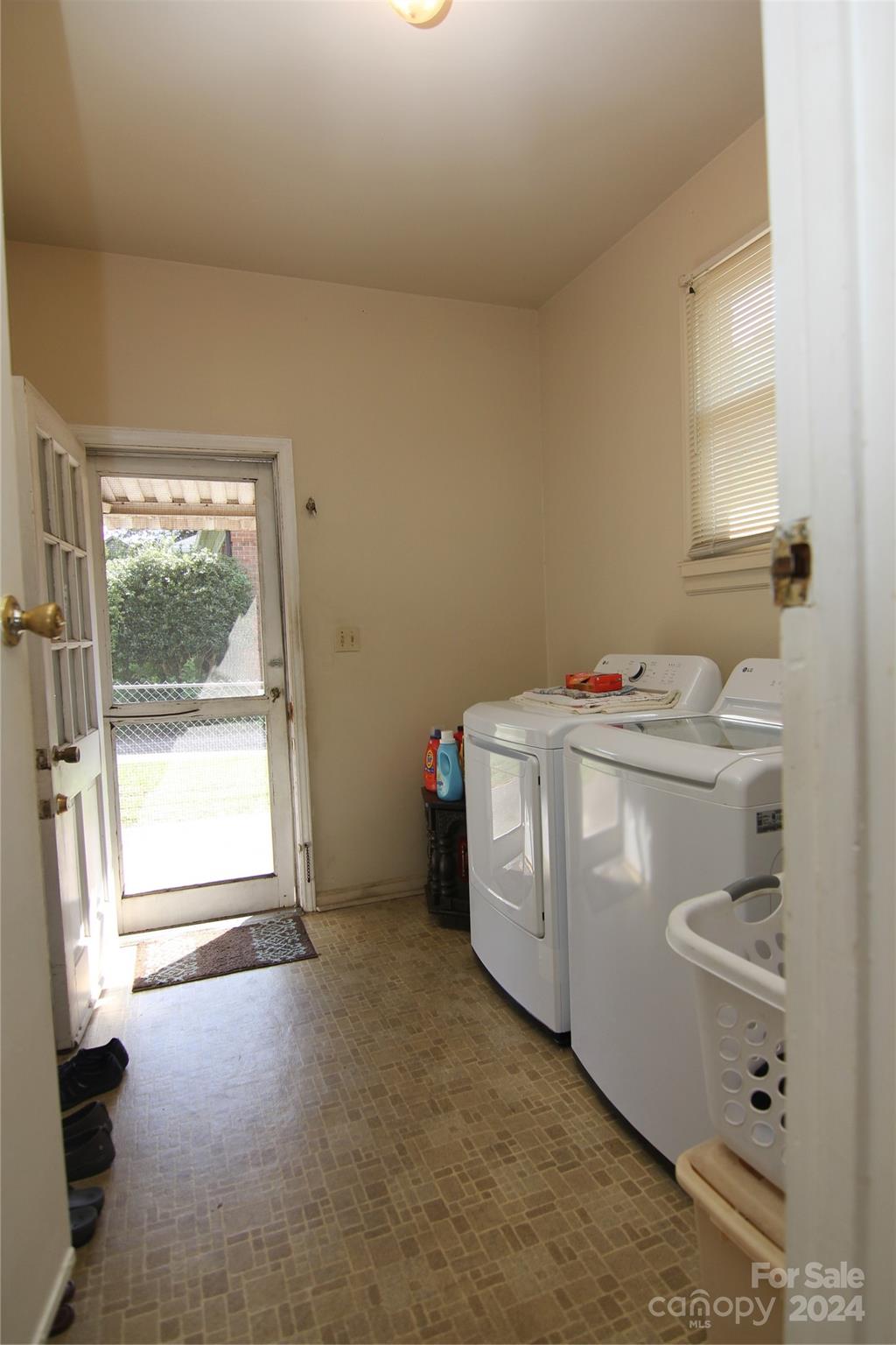 Charlotte, North Carolina 28205, United States, 3 Bedrooms Bedrooms, ,2 BathroomsBathrooms,Residential,Under Contract,46117