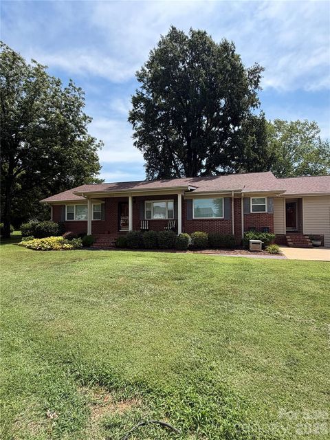 Photo of 7800 Browne Road, Charlotte, NC 28269 (MLS # 4403007)