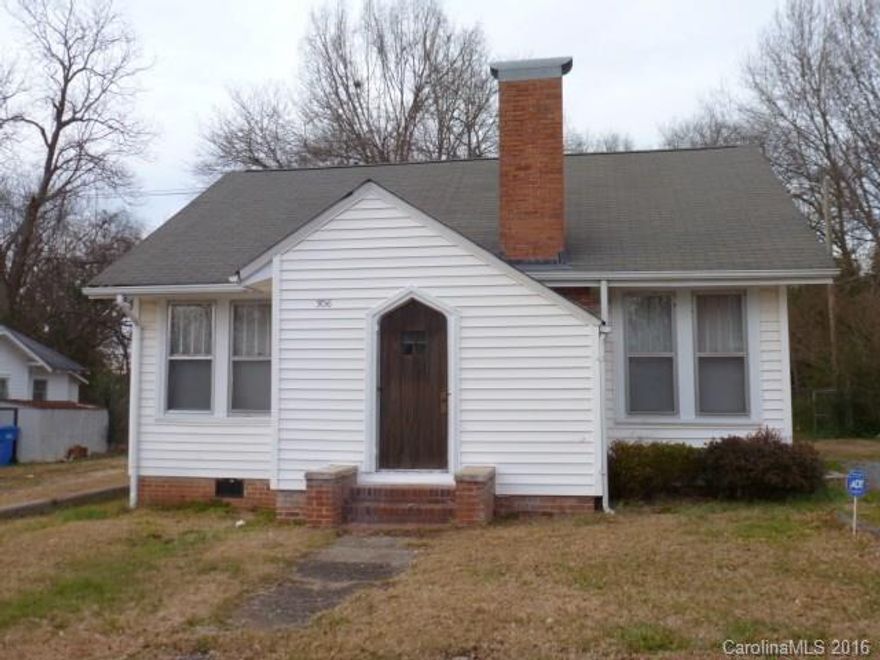 3BR, 1BA Bungalow, LR, DR, Kitchen, needs a TLC, Investors welcome. Home sold "As Is"