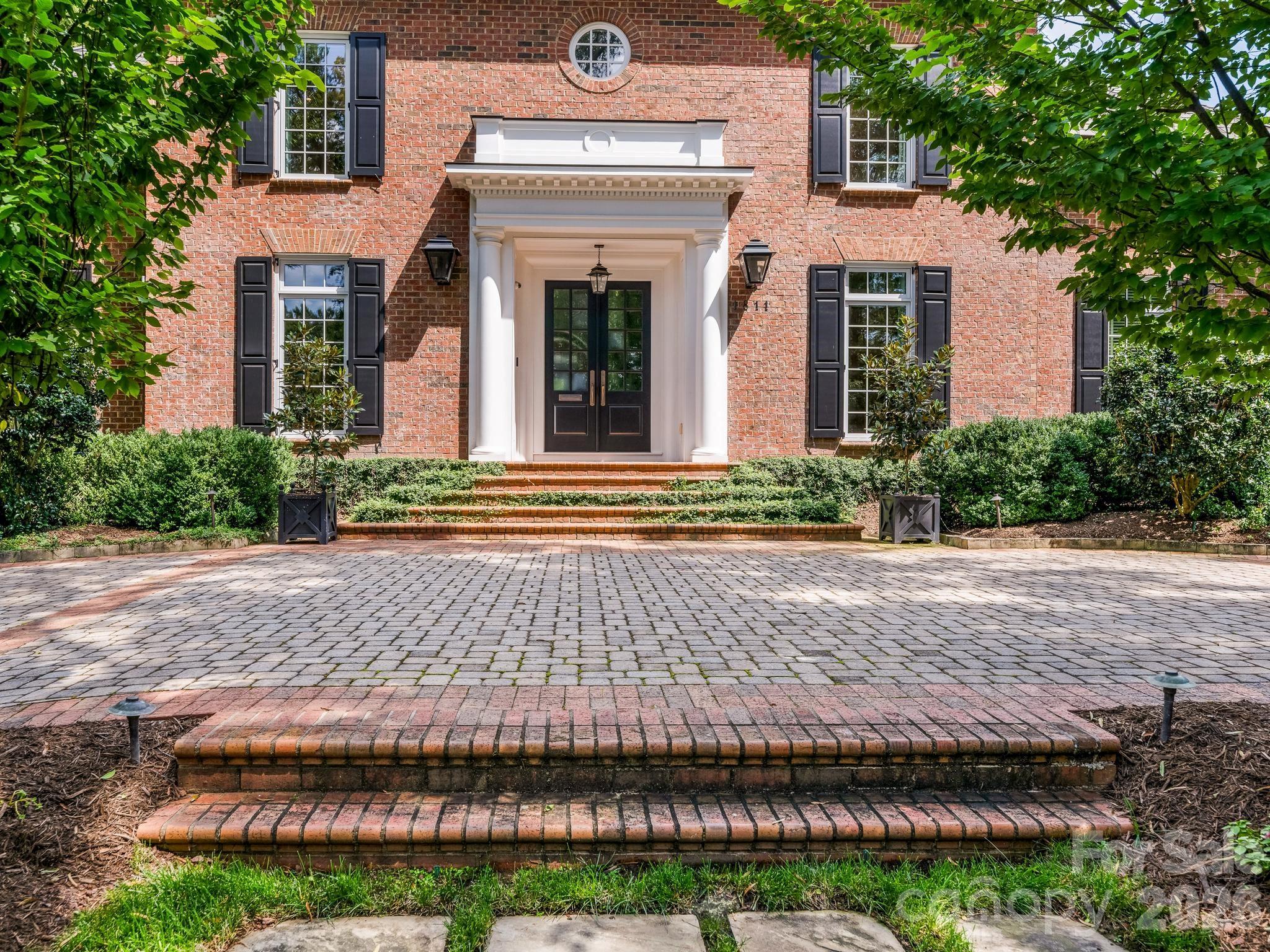 1811 Queens Road W