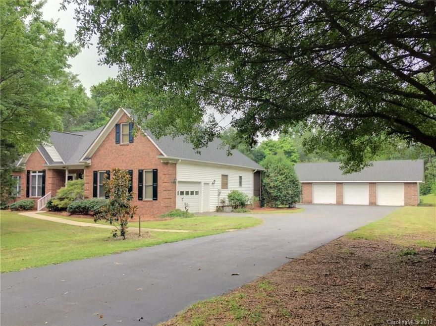 Stunning 1 Story Brick frnt home w/ Covered Porch on 1.23Acres. NO HOA! Expansive Entry, 14' vault in GreatRm, Living & Dining Rm areas 11' ceilings. Wood, Granite, & Stainless in Kitchen & Breakfast, textured Bamboo Flrs. Split Floor Plan, 4 Lg Bedrms, Walk-in Closets. Master Bdrm- Trey Ceiling, Screened Sitting Porch, 2 lg Walk-in Closets, Frameless Shower, Jetted tub. Walk-up Attic, 500sqft raised Patio, 1200 sqft detached 3 car garage Shop & loft. New Roofs 2011; Heat Comp.'10, Well Pump '14