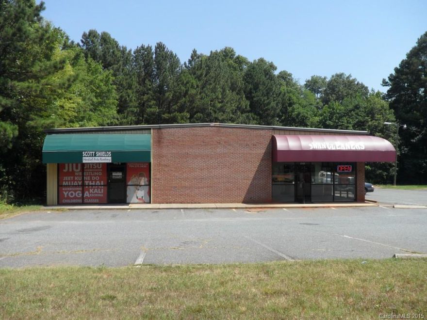 Free standing building. approx 3000 sqft with 2 private office and 2 bath. Former martial art school. ideal for office, consignment, retail business etc. Space is next to dry cleaner, car wash, bank, bowling center etc.