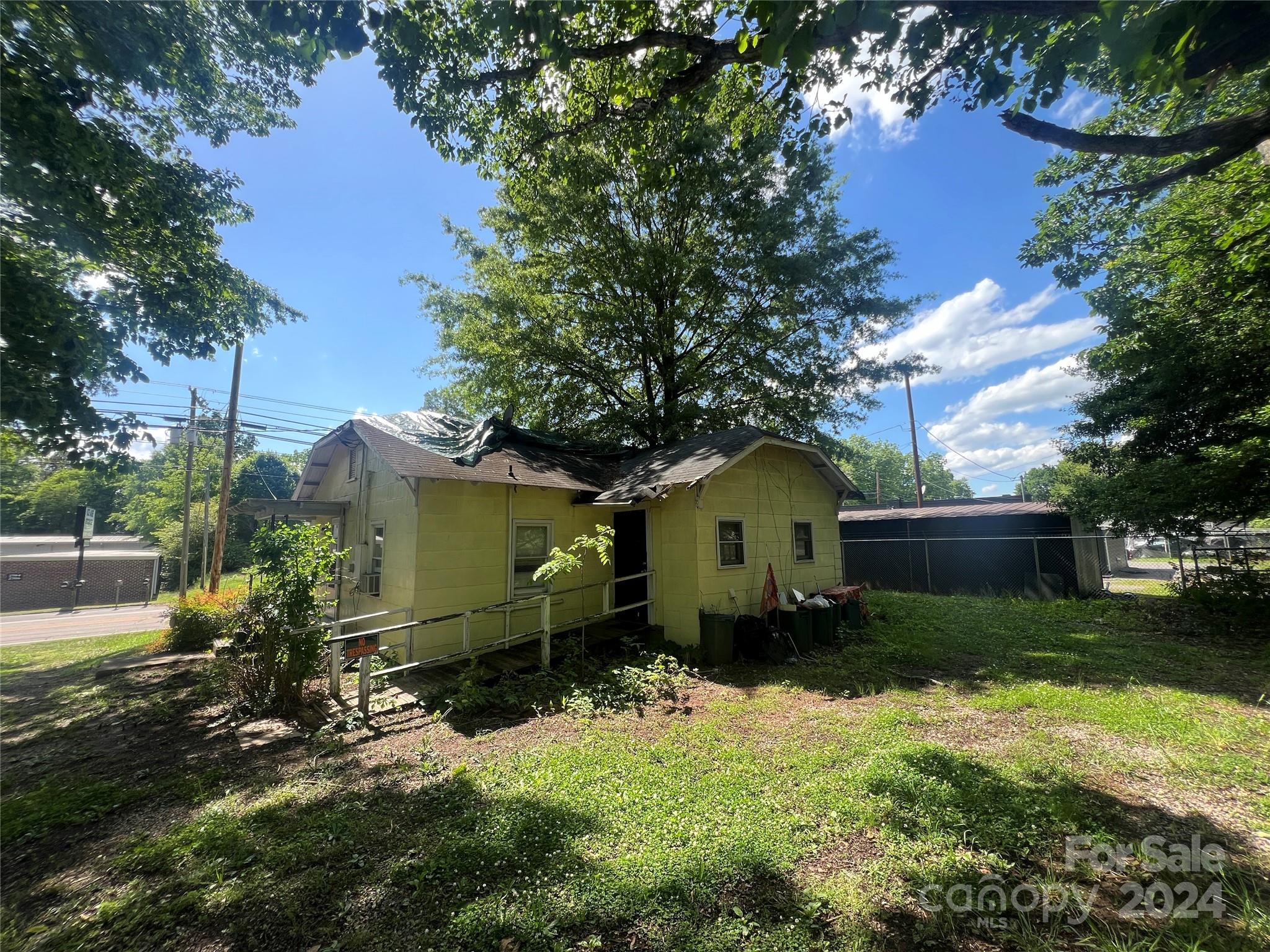 Main image without alt text