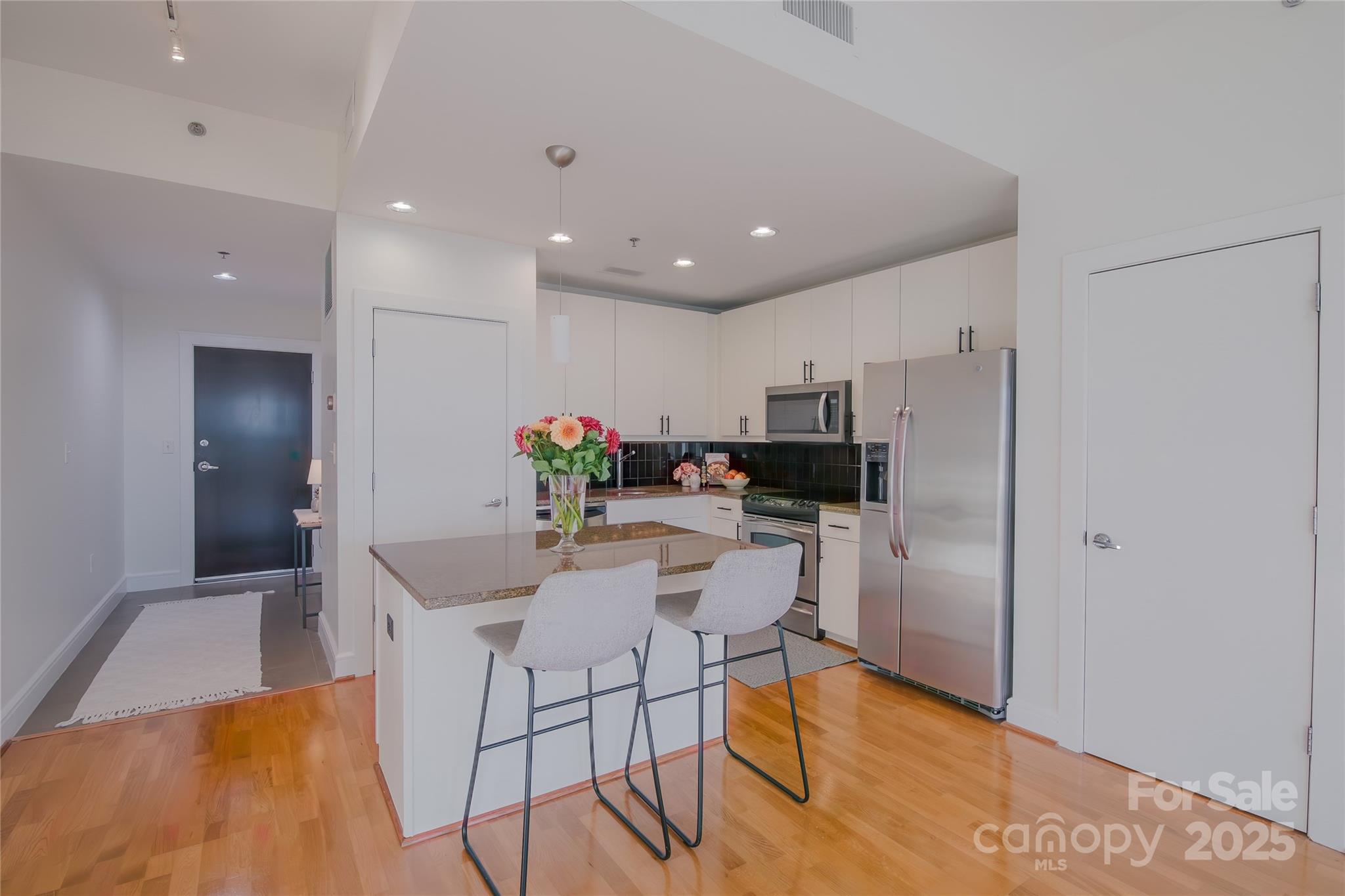 333 W Trade Street W 905