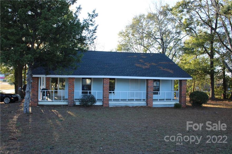 Move-In Ready and waiting for you! This adorable 3BR/1BA bungalow is a great starter home.. The home features an open floor plan with Kitchen, Dining Area & Living Room, nicely sized bedrooms, full bathroom and laundry room. New Roof in 2022, New HVAC unit in 2022. 
Schedule your showing today to see all this home has to offer!