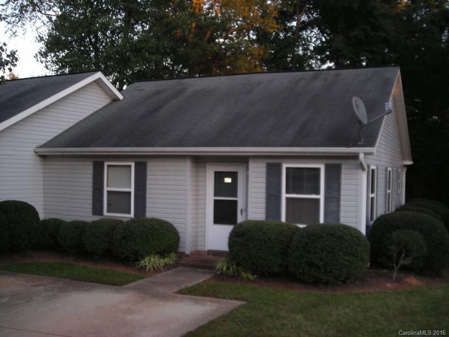 2 Bedroom / 2 Bath attached cluster home located off Brawley School Road near Woodland Heights Elementary. Beautiful location backs up to Mallard Head Golf Course. Refrigerator, Stove and Dishwasher included. Private Deck, Patio and yard. Small/Medium pets allowed (additional. fees apply).