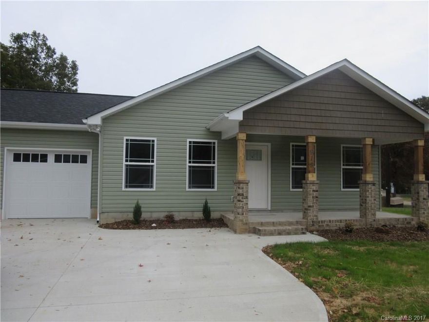 Amazing duplex in Kannapolis with 3 beds, 2 baths, 1 car garage, granite countertops, and much more.