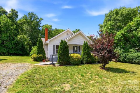 Photo of 1013 7th Street NE, Hickory, NC 28601 (MLS # 4396981)