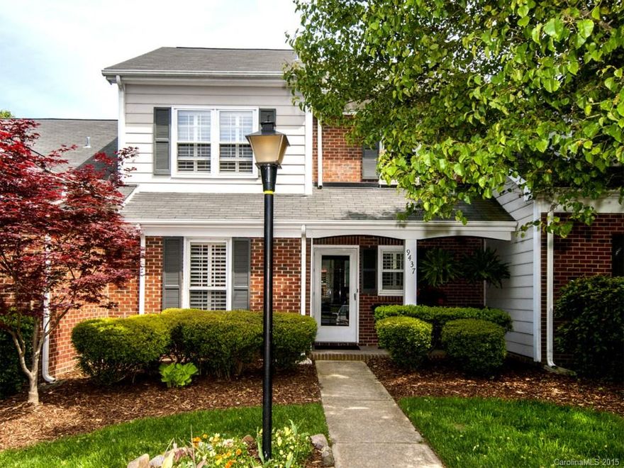 Check out this immaculate townhome in Park Walk.  This beautiful home features maple colored laminate flooring, updated kitchen with white cabinetry, marble mosaic back splash, quartz counters, and stainless steel appliances.  Master bedroom is updated with hardwood flooring and bathroom.  Also this townhome features a large deck within the fenced yard.  Call for an appointment today!!!