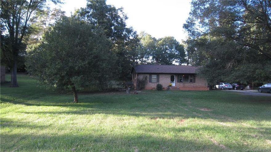 Great opportunity to be in Fort Mill schools with no HOA! 3 bed 1 bath full brick Ranch on .69 acre. Original hardwood floors under carpeting could be restored to a stunning finish! Large dog pen under huge shade tree. Storage shed for all your extras.
Home has all new wiring 2015, new Roof 2011, new septic 2014, newer well pump and water heater.