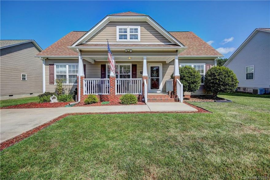 Move In Ready Ranch w/a Spacious Open Floor Plan.  Hardwood Flooring in Great Rm w/Gas Fireplace & Vaulted Ceiling.  Eat In Kitchen w/Breakfast Bar & Sliding Door to Deck. Split Bedroom Plan, Master Has Walk In Closet & Private Master Bath w/Garden Tub & Dual Vanity.  Unfinished Bonus Room could easily be finished for Extra SQFT.  Rock Chair Front Porch, Fenced Back Yard & Large Deck.  USDA Approved!!!