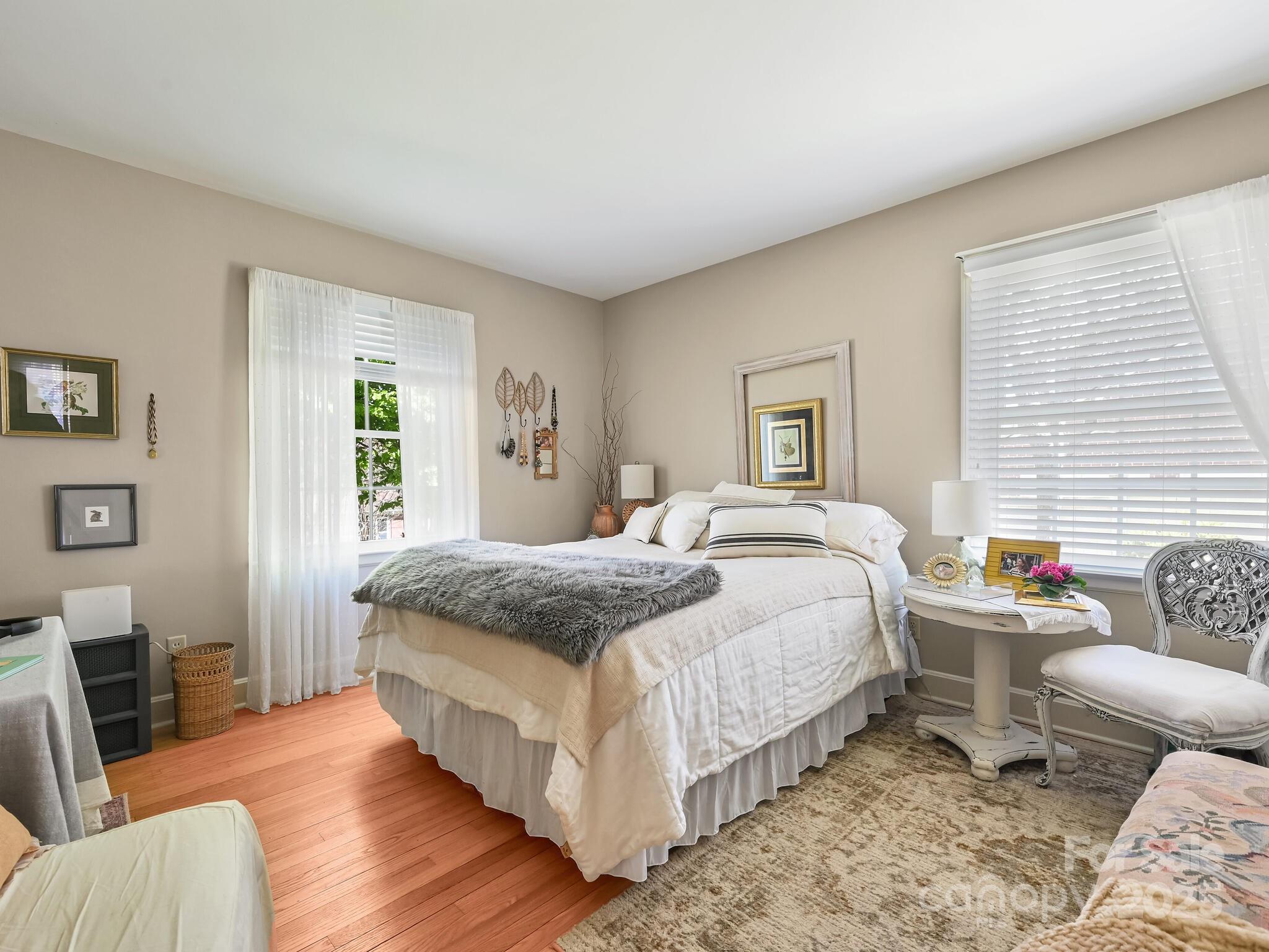 Hendersonville, North Carolina 28791, United States, 3 Bedrooms Bedrooms, ,2 BathroomsBathrooms,Residential,Under Contract,186258