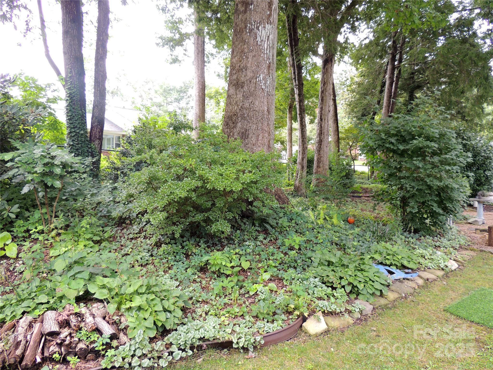 Hendersonville, North Carolina 28791, United States, 3 Bedrooms Bedrooms, ,2 BathroomsBathrooms,Residential,Under Contract,186258