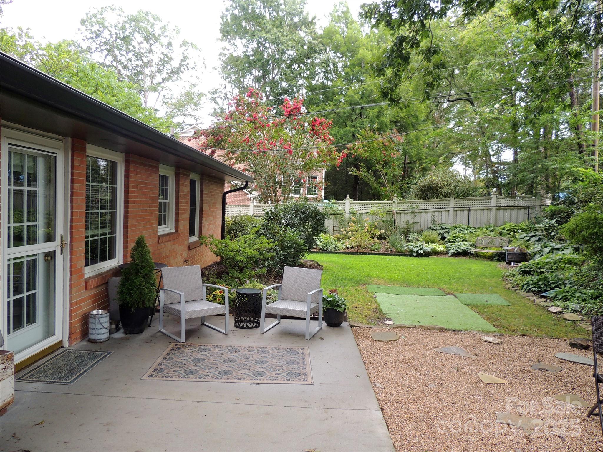 Hendersonville, North Carolina 28791, United States, 3 Bedrooms Bedrooms, ,2 BathroomsBathrooms,Residential,Under Contract,186258