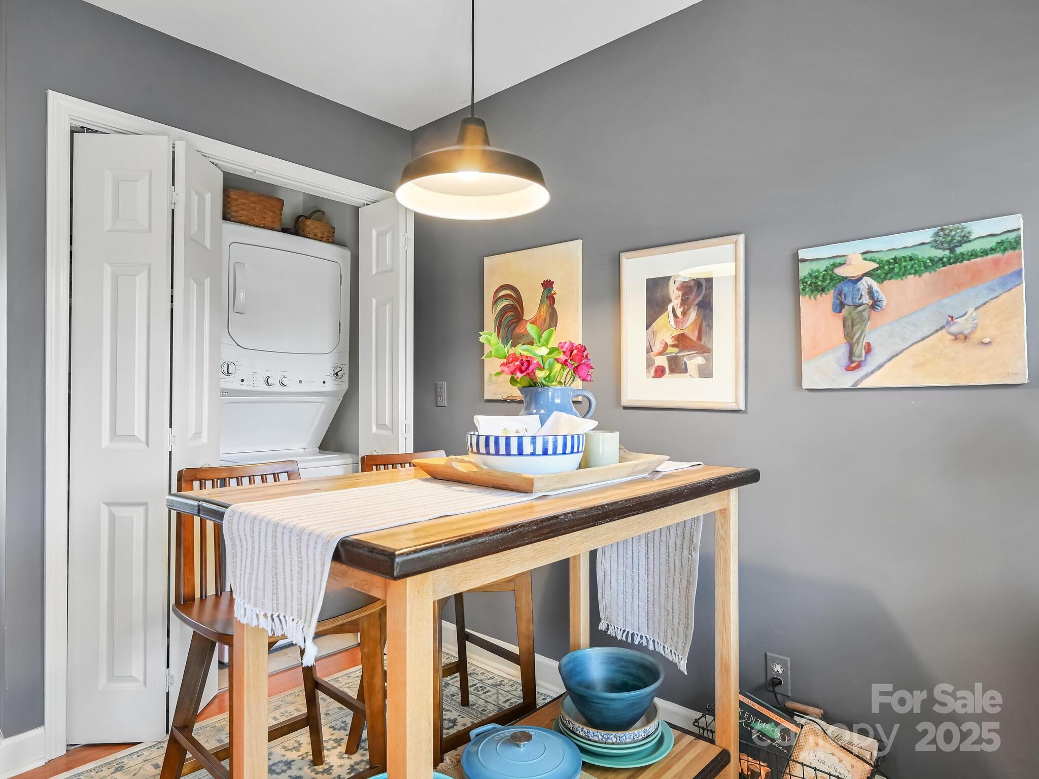 Hendersonville, North Carolina 28791, United States, 3 Bedrooms Bedrooms, ,2 BathroomsBathrooms,Residential,Under Contract,186258