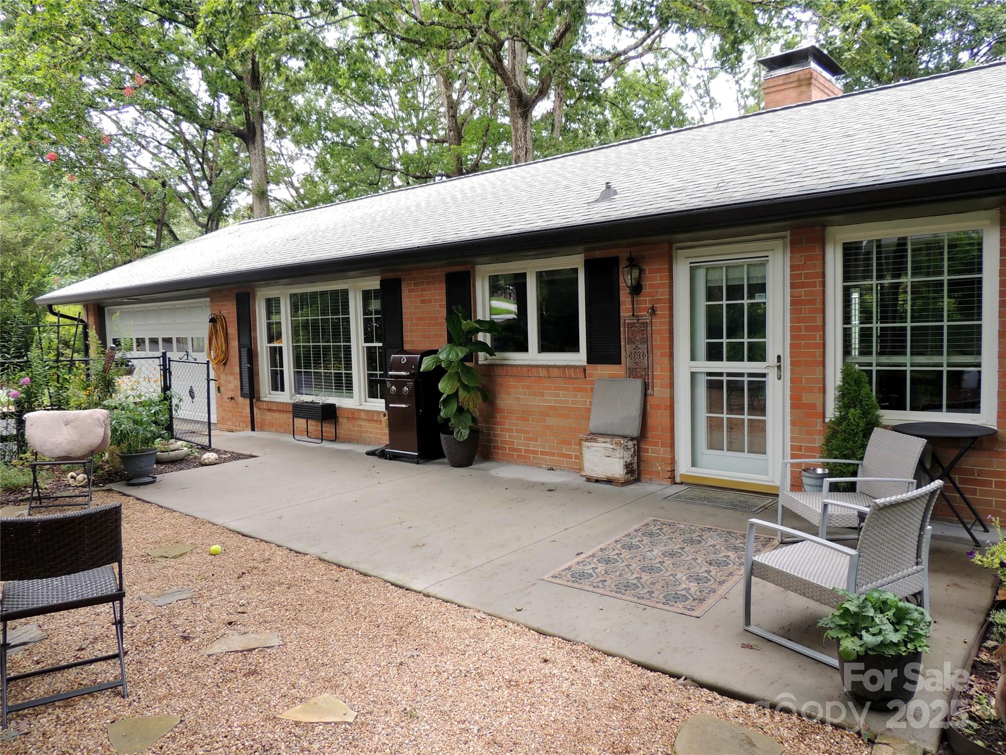 Hendersonville, North Carolina 28791, United States, 3 Bedrooms Bedrooms, ,2 BathroomsBathrooms,Residential,Under Contract,186258