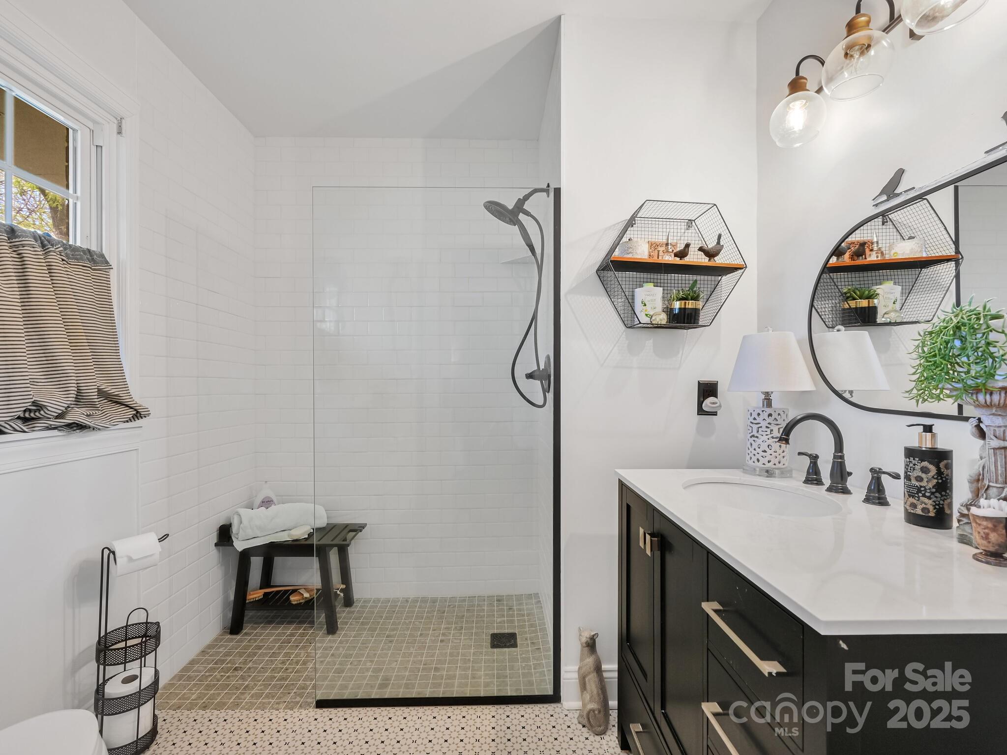 Hendersonville, North Carolina 28791, United States, 3 Bedrooms Bedrooms, ,2 BathroomsBathrooms,Residential,Under Contract,186258