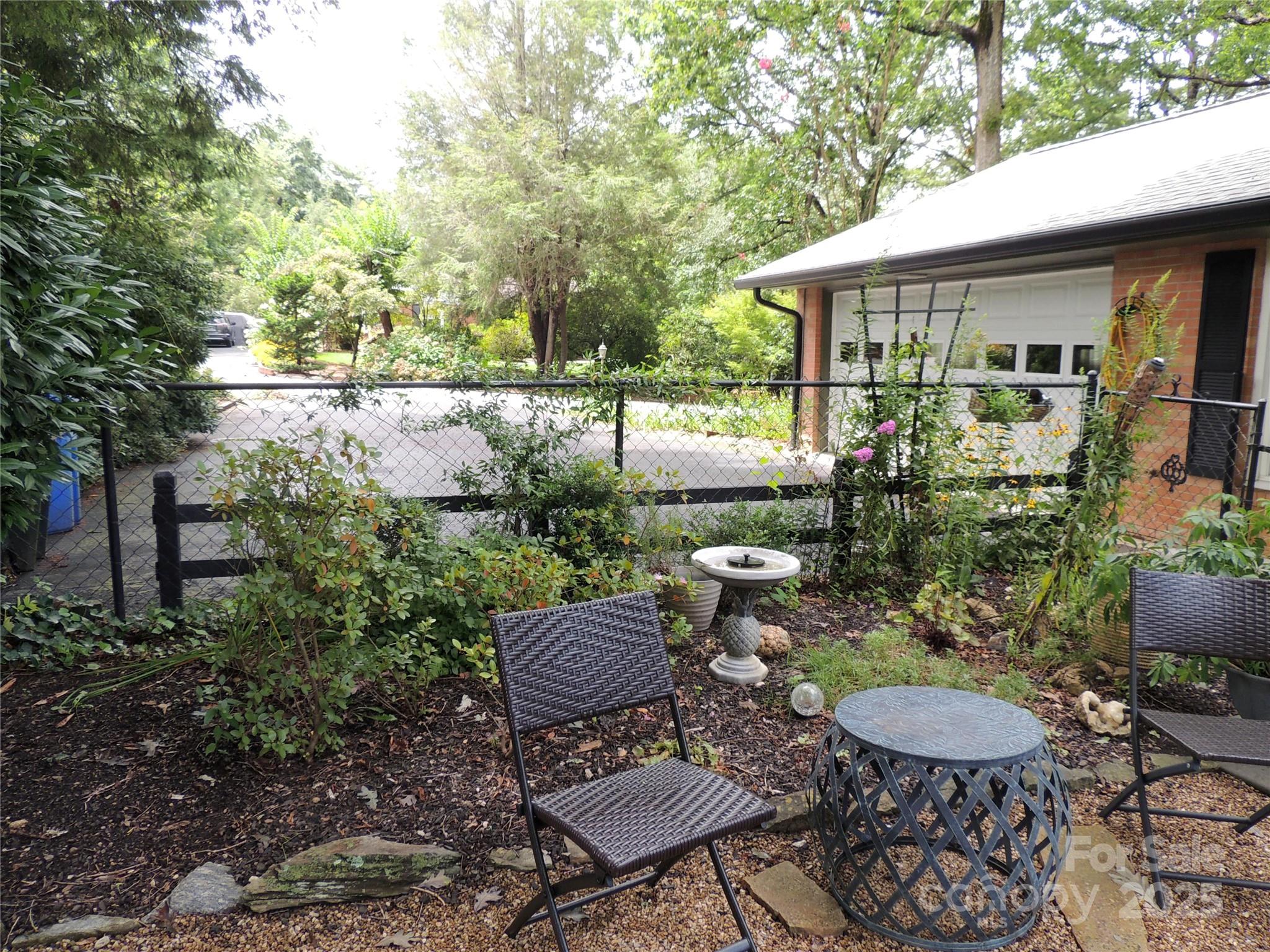 Hendersonville, North Carolina 28791, United States, 3 Bedrooms Bedrooms, ,2 BathroomsBathrooms,Residential,Under Contract,186258